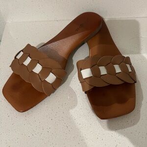 Camel color flat single strap sandal. Perfect for summer.